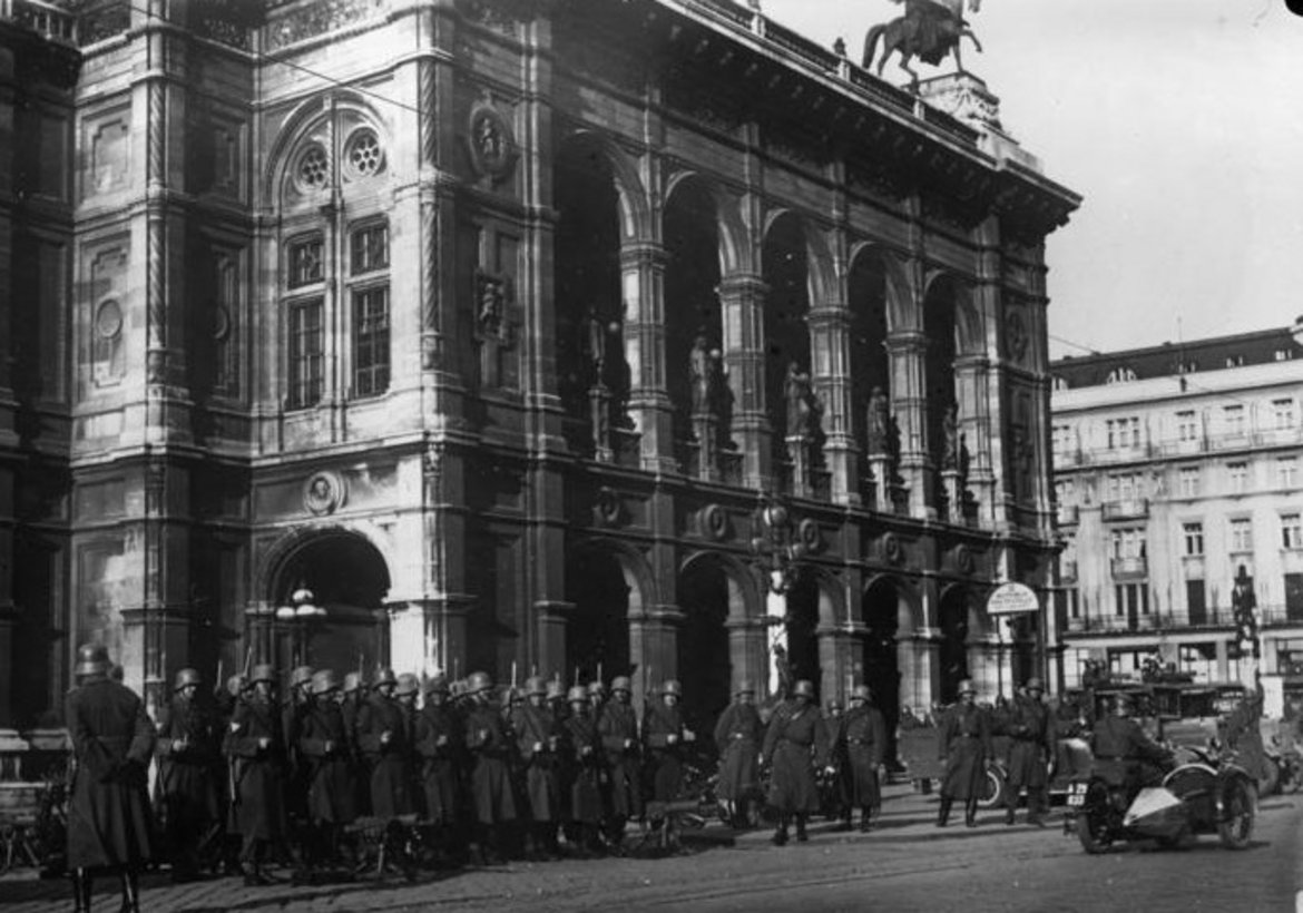 Bundesheer in Wien vor der Oper im Februar 1934