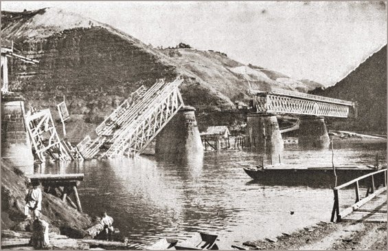 Gesprengte Eisenbahnbrücke bei Zalesczyi