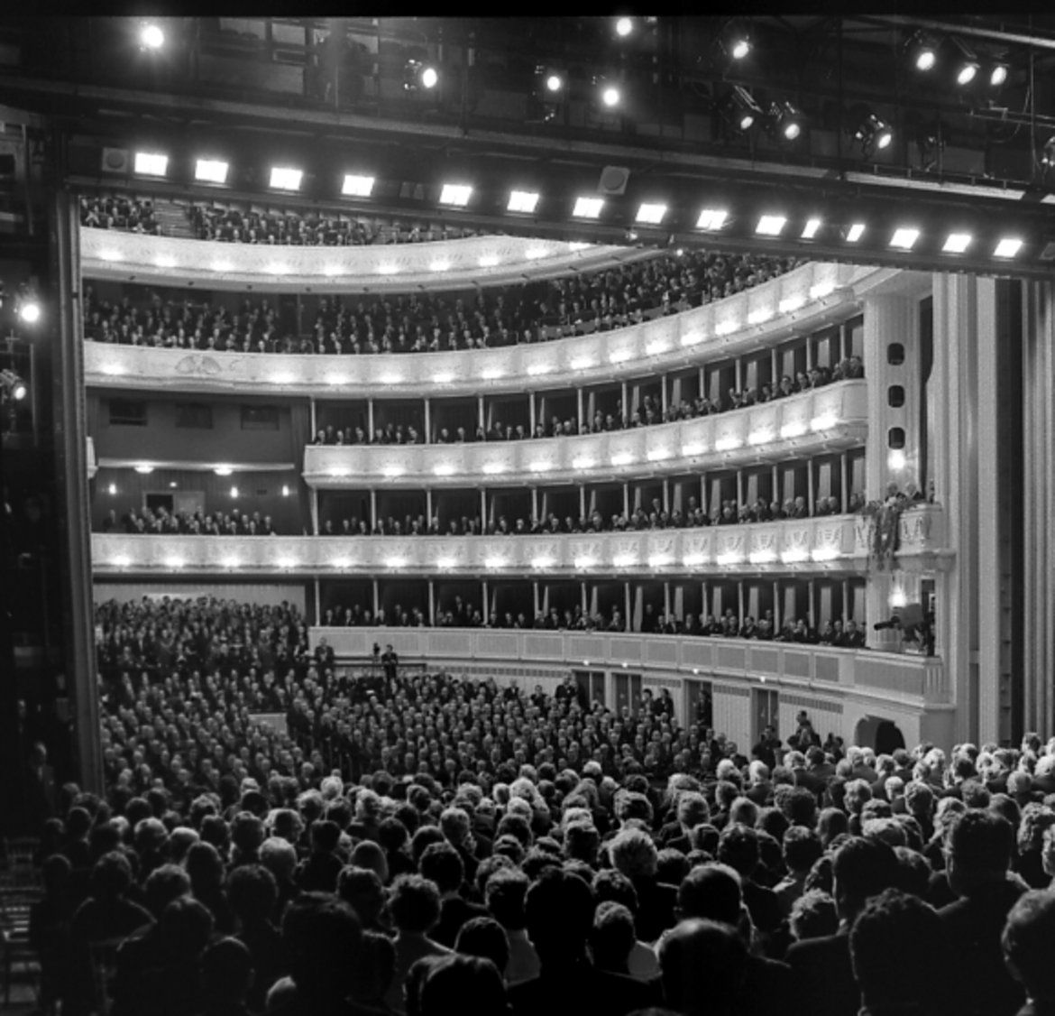 Blick von der, ebenso mit Gästen gefüllten Bühne in den Zuschauerraum der Wiener Staatsoper.