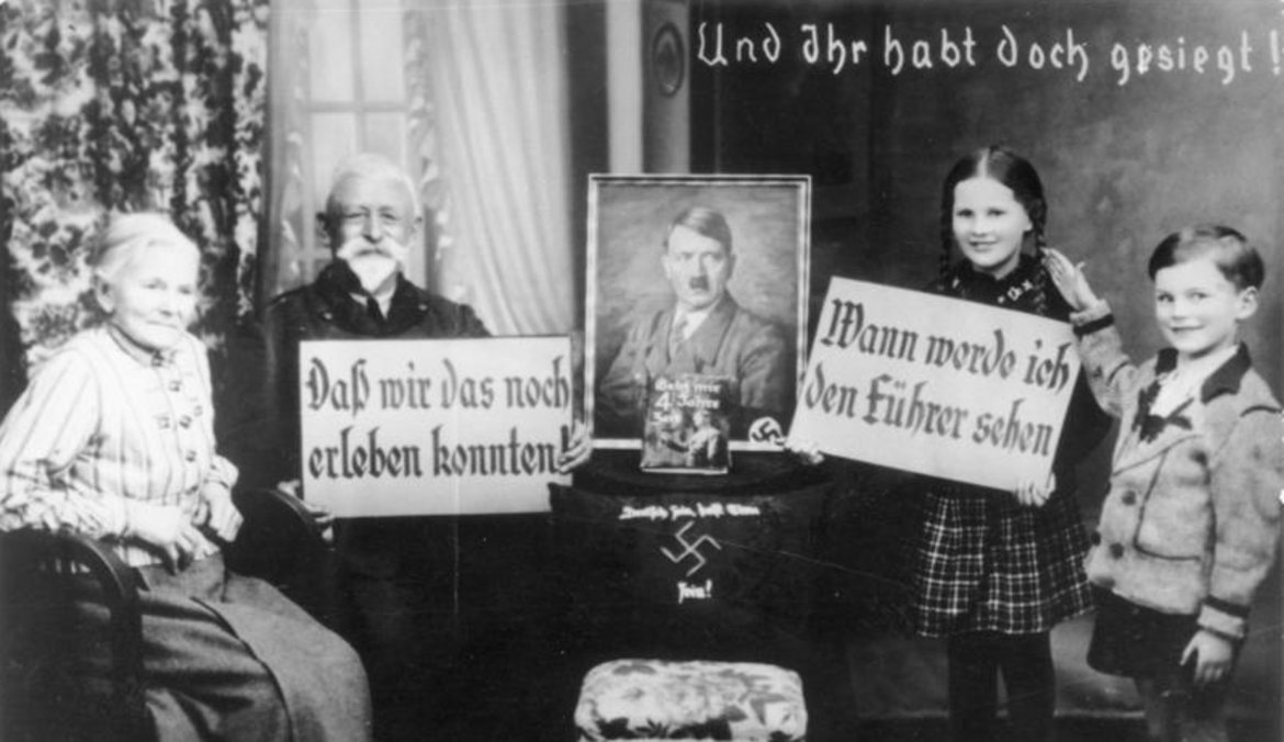 Großeltern und Enkel begrüßen den Anschluss - Propaganda 1938