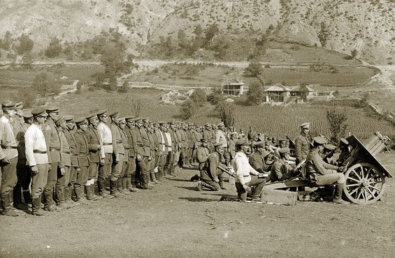 Bulgarische Truppen mit 15cm Skoda Gebirgshaubitze