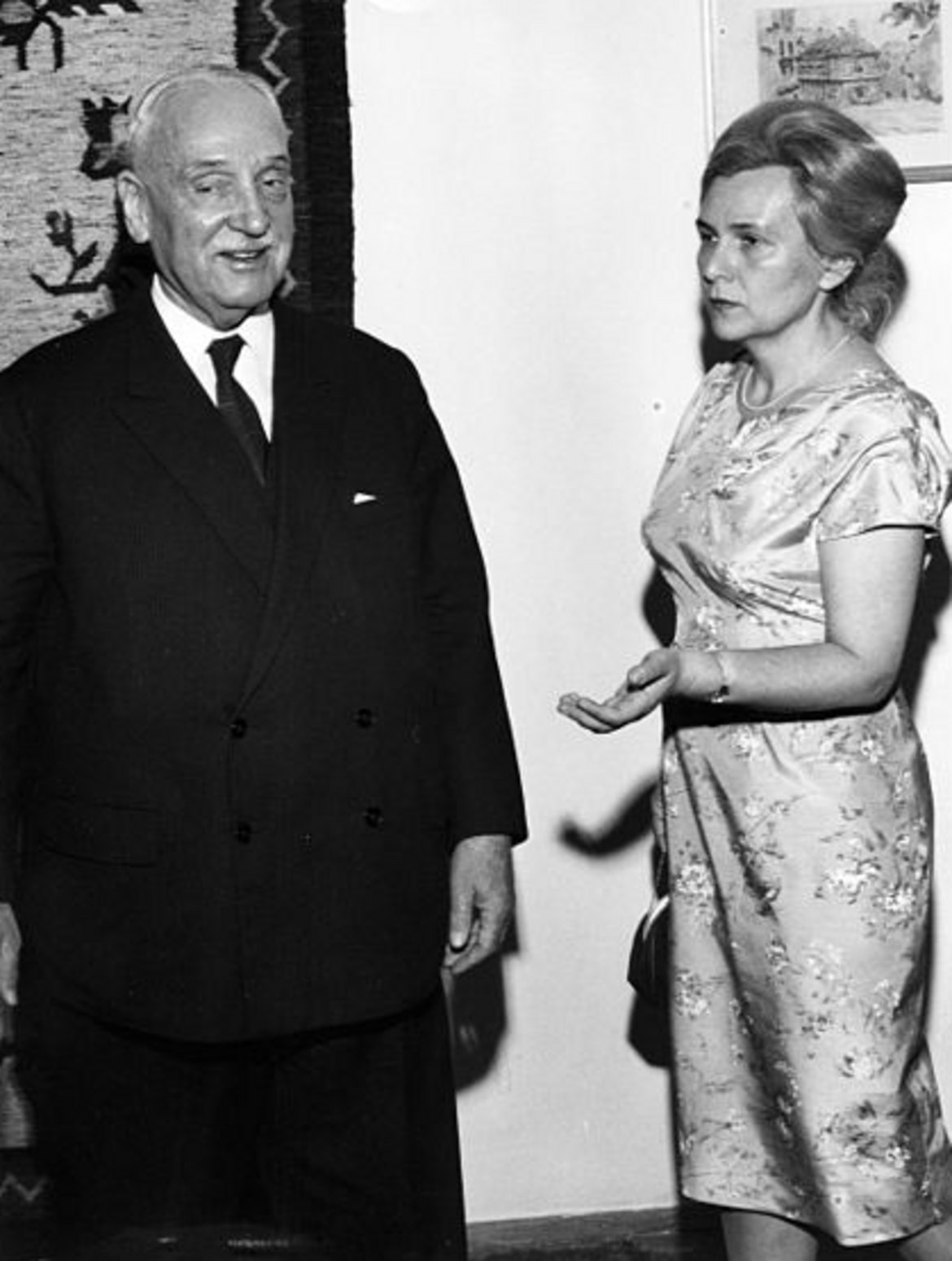 Bundespräsident Adolf Schärf und die Dichterin Maria Kuryluk, 1961
