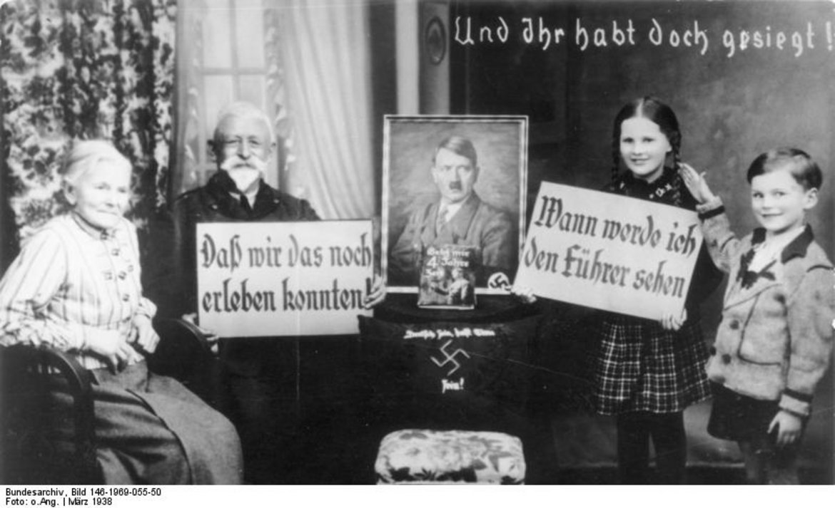 Großeltern und Enkel begrüßen den Anschluss - Propaganda 1938