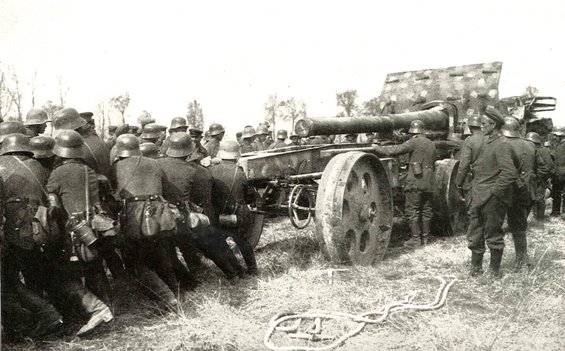 Ein deutsches 15 cm Geschütz wird in Stellung gebracht.