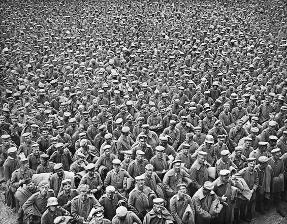 Als "Schwarzen Tag des deutschen Heeres" bezeichnete Erich Lufendorff den 8. August 1918. Die deutschen Truppen in der Verteidigung zeigten erstmals die Tendenz sich in großer Zahl zu ergeben. Am 14. August kam es im kaiserlichen Hauptquartier in Spa zu einer Konferenz, deren Ziel das Erreichen eines Verhandlungsfriedens war.