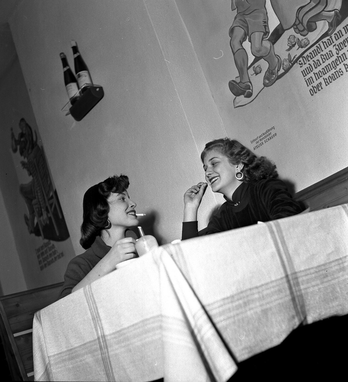 Zwei rauchende Frauen an einem Tisch